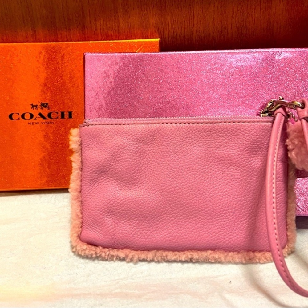 Auth coach shearling and leather pink coach wristlet with box A+ condition - Picture 3 of 4